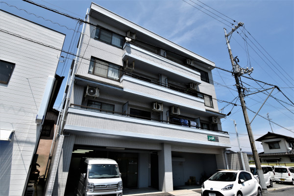 山口県岩国市の家具付きウィークリー・マンスリーマンション「Kマンスリー西岩国駅」外観画像