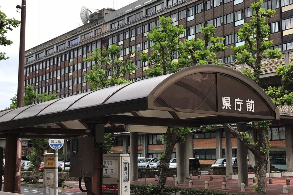 バス停「岡山県庁前」まで徒歩2分、190m。