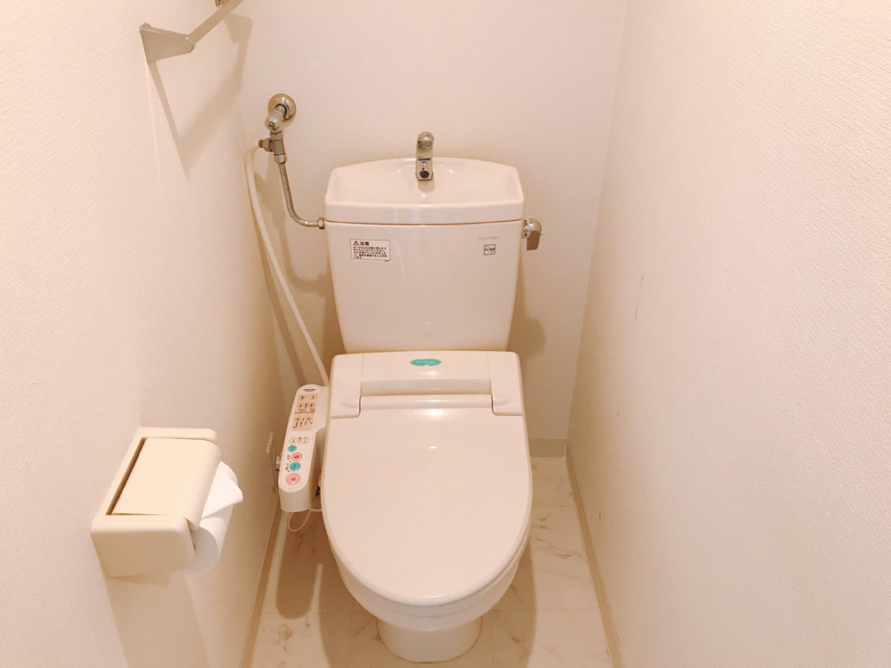 シャワートイレ完備です。