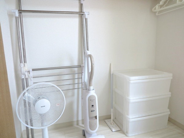 室内物干し、ハンガー、掃除機、扇風機、収納ケースなどが入っています。