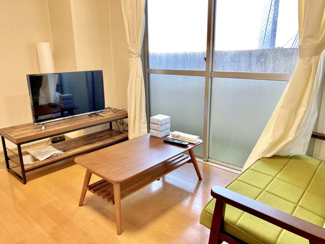 32型YouTube対応テレビ完備、二人掛けソファーで、くつろいで頂けます。