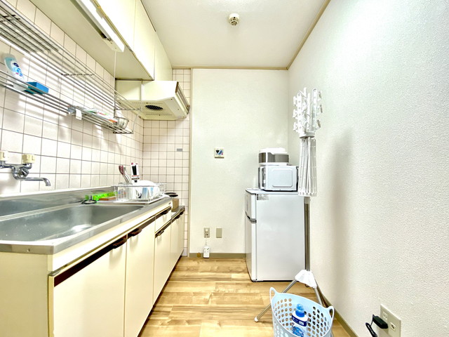 広いキッチンです。冷蔵庫・電子レンジ・炊飯器など完備していますので、自炊も容易にできます。
