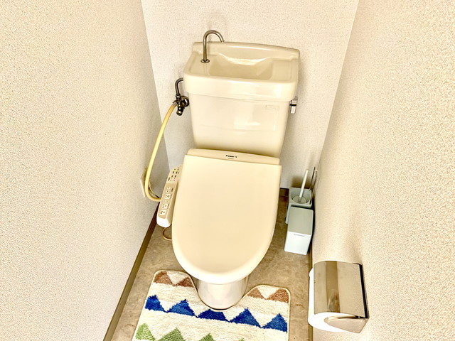 トイレットペーパー・トイレ洗剤・トイレ用芳香剤・トイレ用ゴミ箱・トイレ用掃除タワシ・トイレマット・トイレスリッパ完備していますので、快適にご利用可能です。