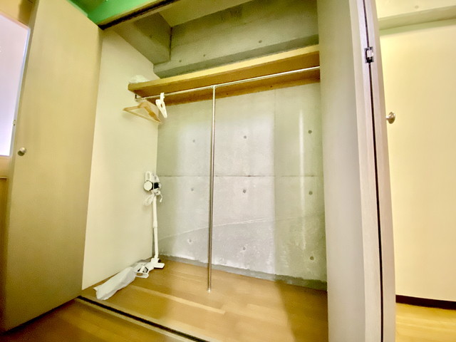 広いクローゼットです。ハンガー(木製・プラ)もご用意してをります。また、ステック掃除機も御座います。