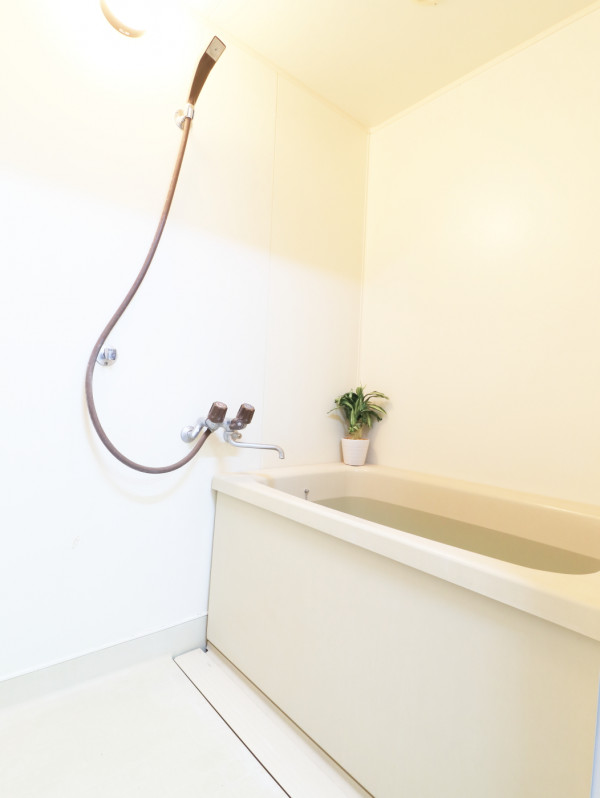 バスタブにゆったり浸かりたい方も、シャワー派の方にもおすすめのバス・トイレ別のお部屋です♪【Kマンスリー】のお部屋は備品が充実しておりますのでシャンプー・コンディショナー・ボディソープなど標準でご準備しております!またバスタブ派の方には風呂桶もございますので、ご自宅と同じようにバスタイムをお楽しみ下さい♪