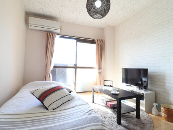 白を基調とした室内は男女問わず人気です♪日当たりも良く洗濯物が乾きやすいのも嬉しいですね。ハンガーパラソルのご用意もありますので、洗い替えを気にせずいつでも洗濯できます☆エアコン付きですので、季節を問わず過ごしやすいお部屋へ自分好みの温度でお過ごし頂けます!光熱費は賃料込みですので、安心してお使い頂けます(^^)/