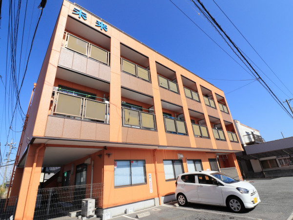 ゆめタウン宇部店近くに新規オープン!!外観は目を引くオレンジ♪室内リノベーション済ですのでとても綺麗です(^^)/徒歩圏内に格安の殿堂「ドン・キホーテ 宇部店」もありお買い物にも大変便利です☆近くのバス停まで徒歩5分なのもアクセス便利でおすすめです!