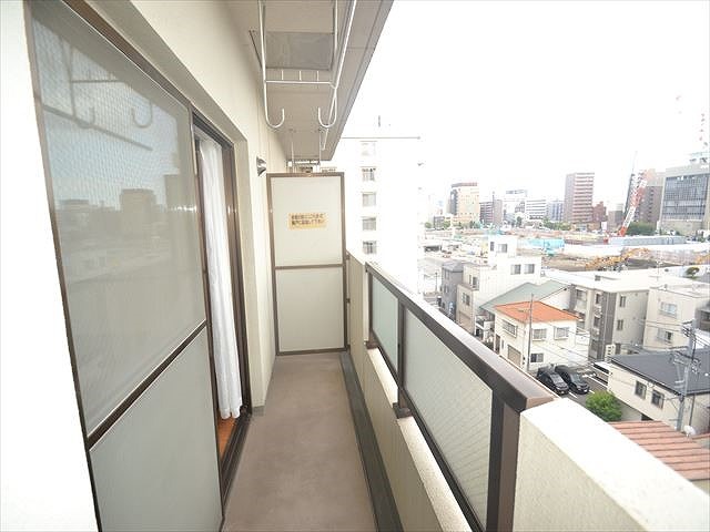 ベランダ広々としています(横幅3850奥行950物干しざおから床までの高さ1830)
