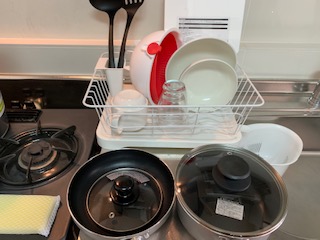水切り食器入れ、フライパン、鍋、マグカップ、ガラスコップ、ボール、ザル、フライ返し、お玉、まな板、三角コーナー