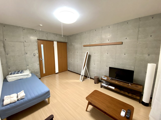 32型YouTube対応テレビ完備、フロアランプで落ち着いた空間