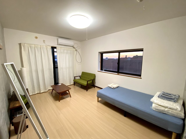 角部屋出窓あり、二人掛けソファー完備でごゆっくりできます。