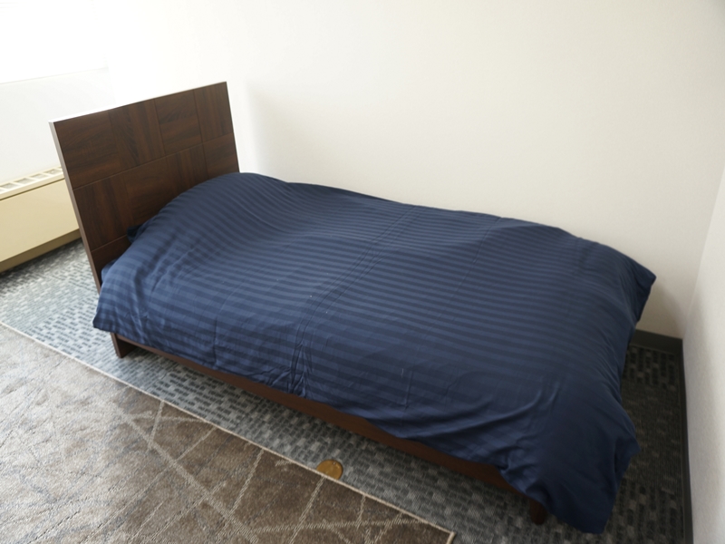 マットレスにこだわった、シングルベットをご用意しています。追加人数に応じて、寝具を追加いたします