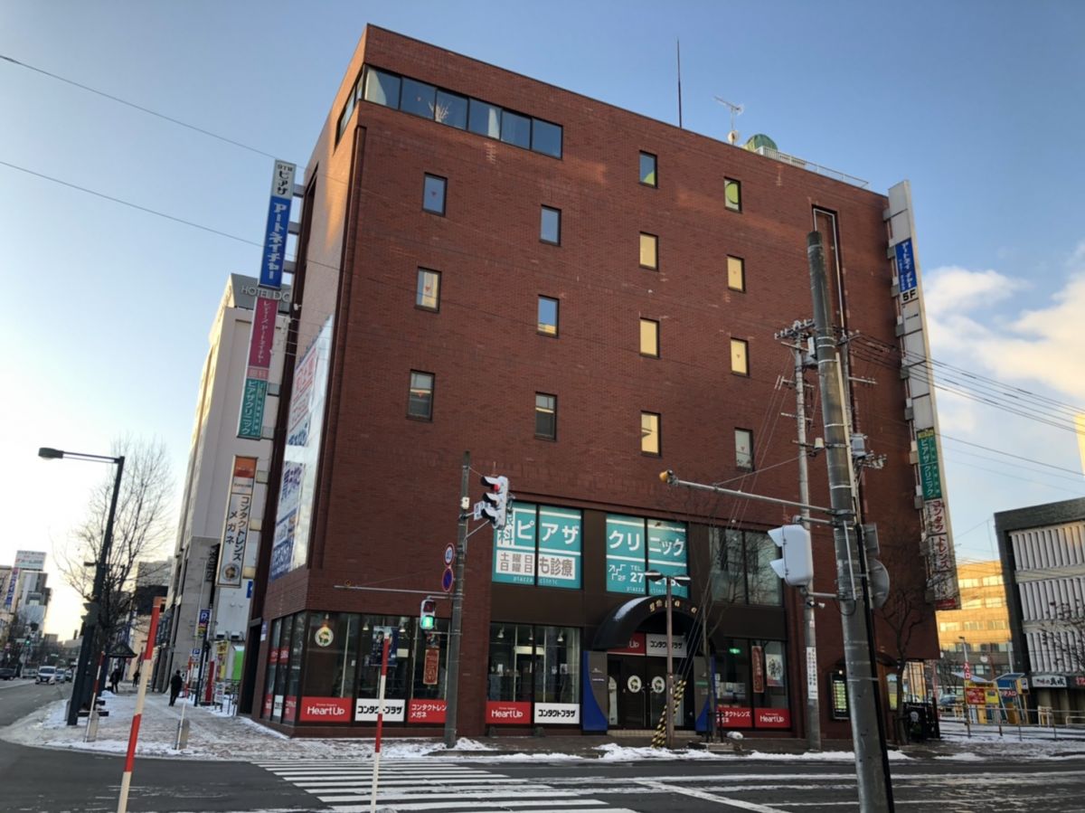 建物南側 向かい道路には、六花亭の本店がございます