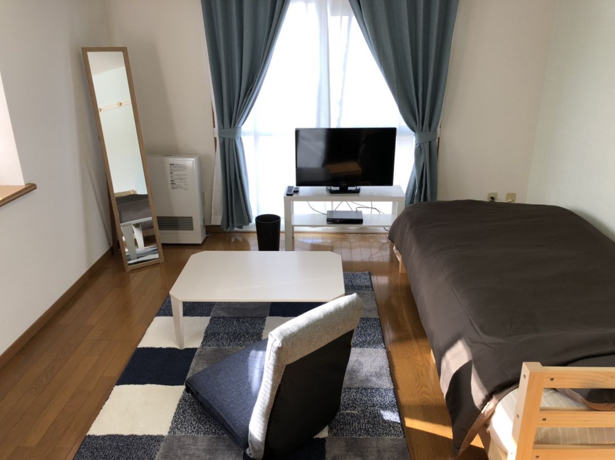 明るい日差しが差し込むお部屋~家電家具・設備充実で即入居OK☆