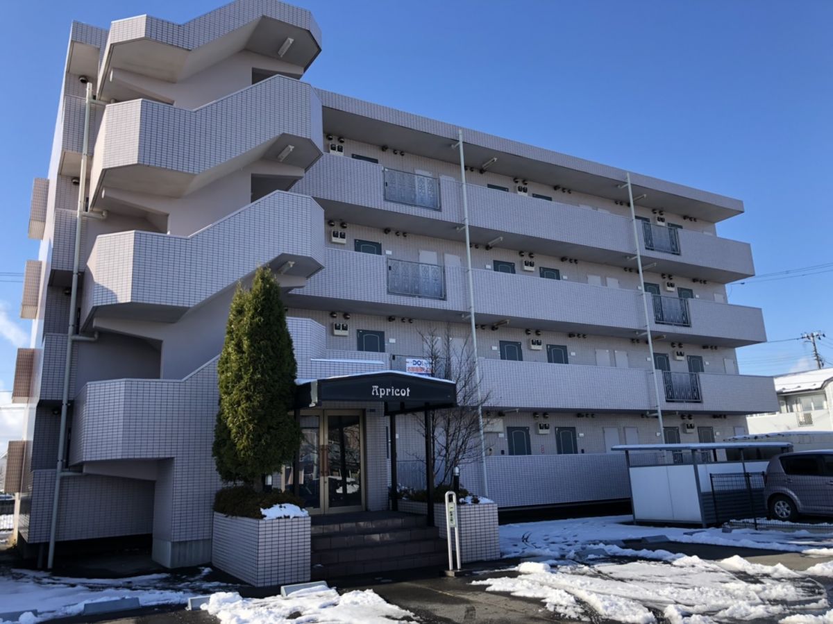 4階建、鉄筋コンクリートの建物です。