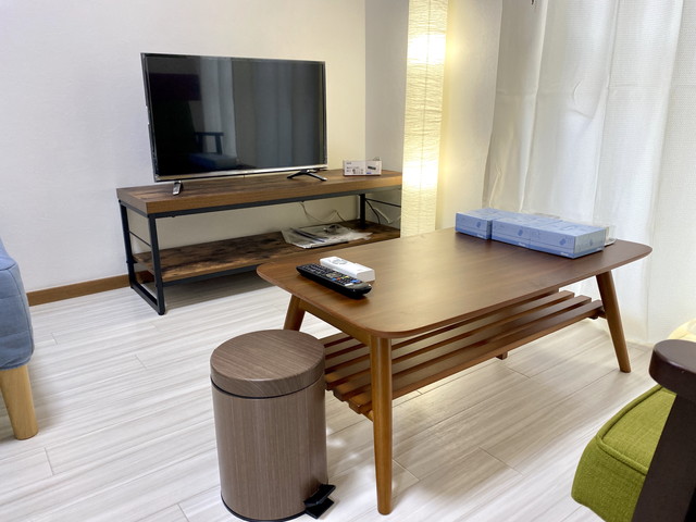 32型YouTube対応テレビ完備、フロアランプで落ち着いた雰囲気です。