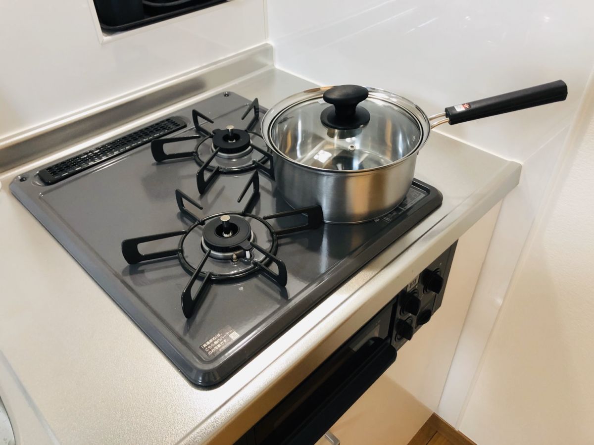 3口ガスコンロ付!調理器具も一式常備しておりますので、ぜひお使いください♪