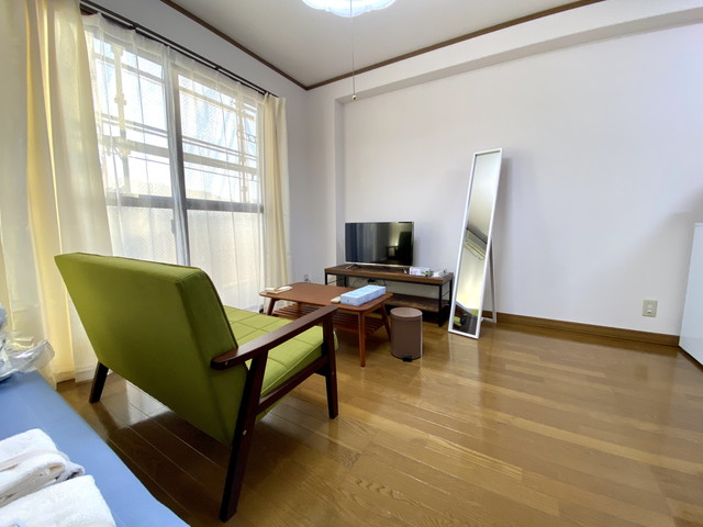 32型YouTube対応テレビ完備です。二人掛けソファーでくつろいで頂けます。姿見鏡も準備