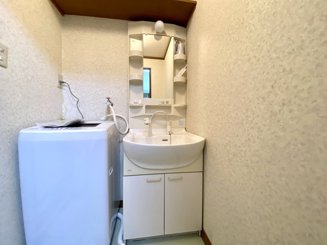独立洗面台、洗濯機は室内に設置しております。洗濯機用洗剤もご用意しておりますご入居後すぐにでも利用可能です。