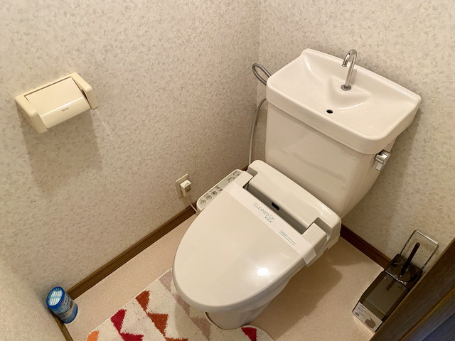 ウォシュレット付きトイレです。トイレ用ブラシも完備しております。