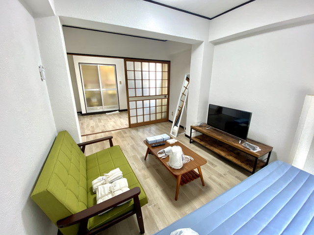 32型YouTube対応テレビ完備、ソファー二人掛けでくつろいで頂けます。フロアランプで落ち着いた空間
