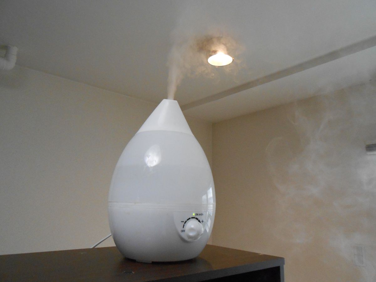 超音波式の加湿器を部屋に完備しておりますので加湿器に入れて部屋内の空間除菌もできます!!