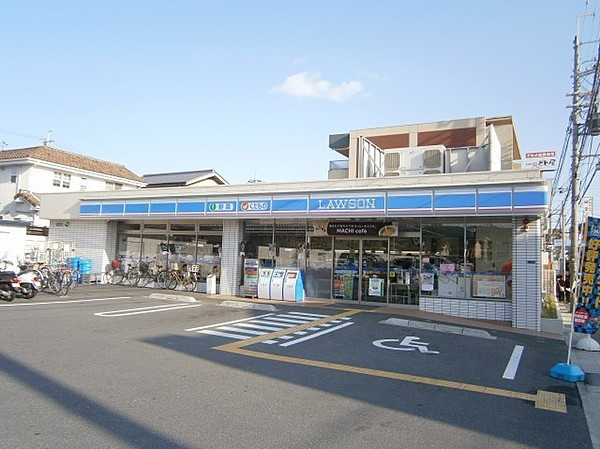 コンビニまで徒歩約4分の距離