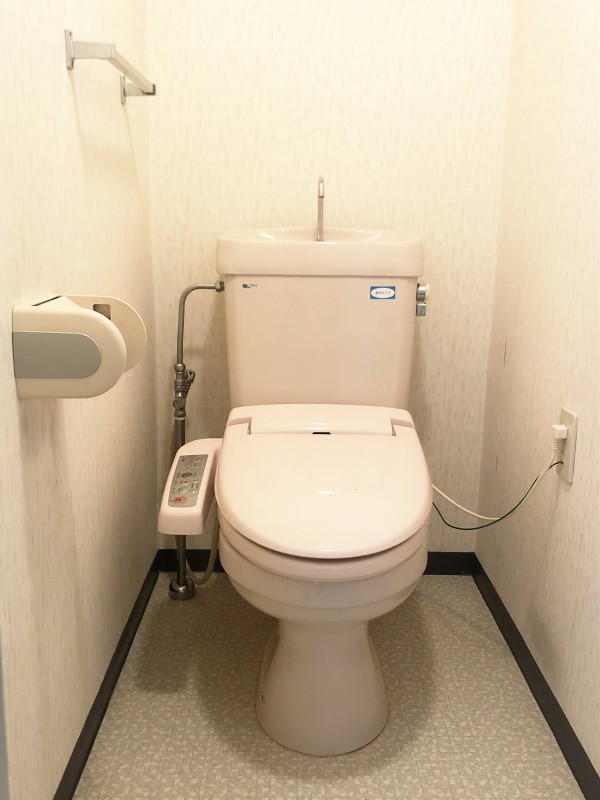 温水洗浄便座付きのお手洗い◎ 老若男女皆さまに安心してご利用いただけます♪