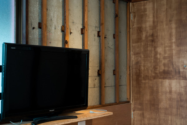TV裏の壁は取り、あえて柱を残すことで味のある部屋に