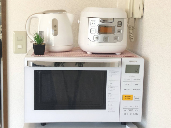 滞在中でも不自由なく料理が可能です! 電子レンジ、炊飯器、ケトルもあり生活がグッとアップする家電なこと間違いなしです。洗い物削減にも◎