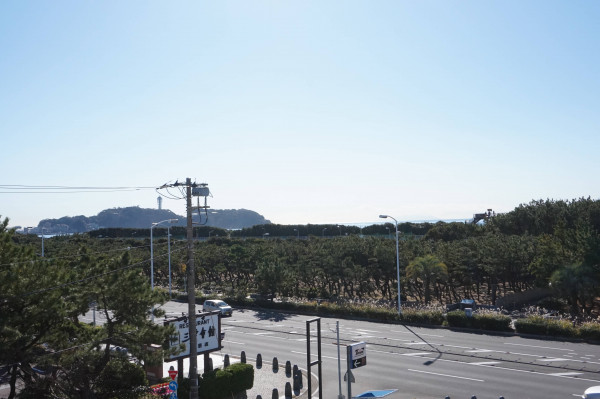 お部屋のバルコニーから江ノ島も