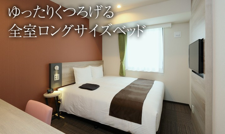 ゆったりできるワイドベッド 160cm幅のベッドを備えたシングルルームです。