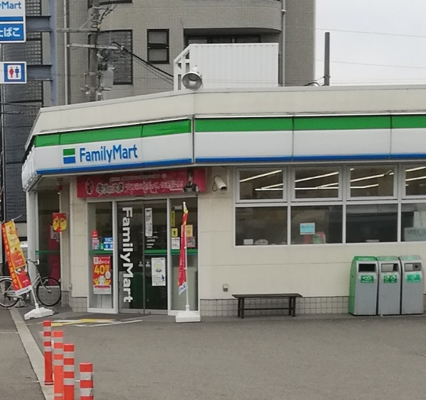 コンビニまで徒歩で約5分の距離