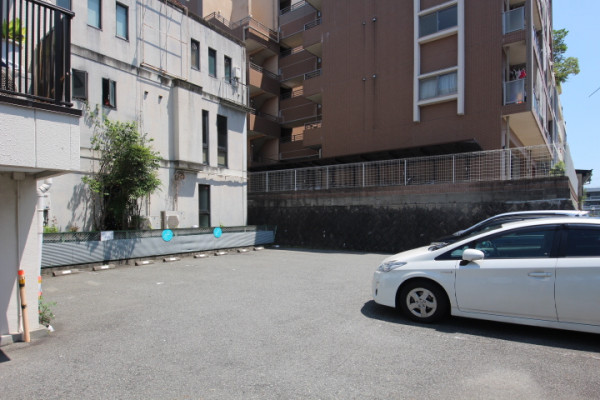 敷地内に駐車場ございます