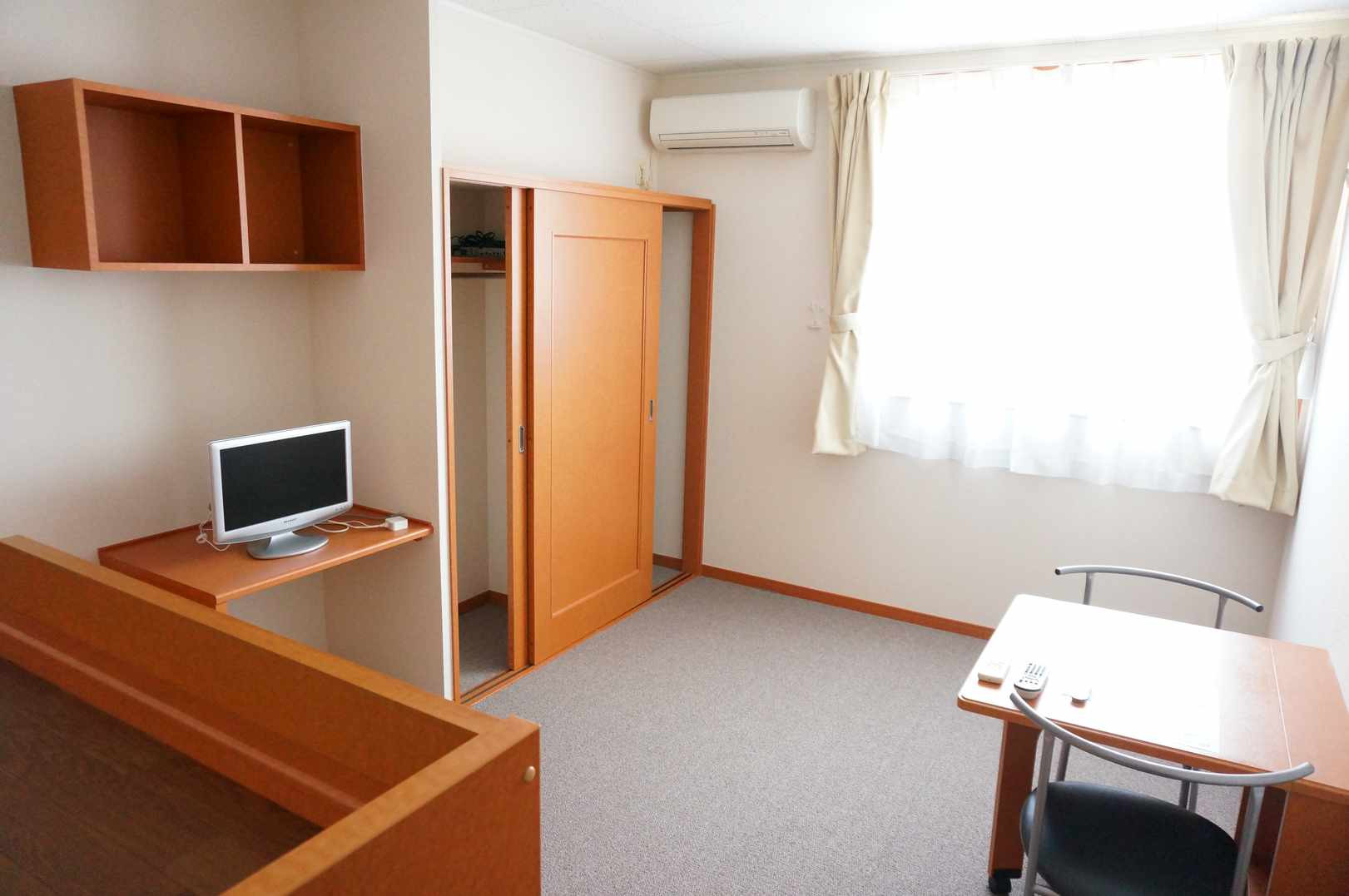 2階はカーペットのお部屋となります