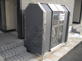 ゴミ捨て場が敷地内にあるのでゴミ出しも簡単です