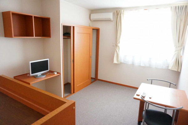 2階はカーペットのお部屋となります