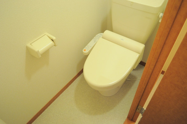 トイレには快適な温水洗浄便座付。