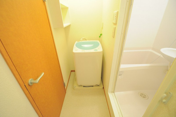 脱衣所は目隠しも可能。洗濯機隣接はとても便利ですよ