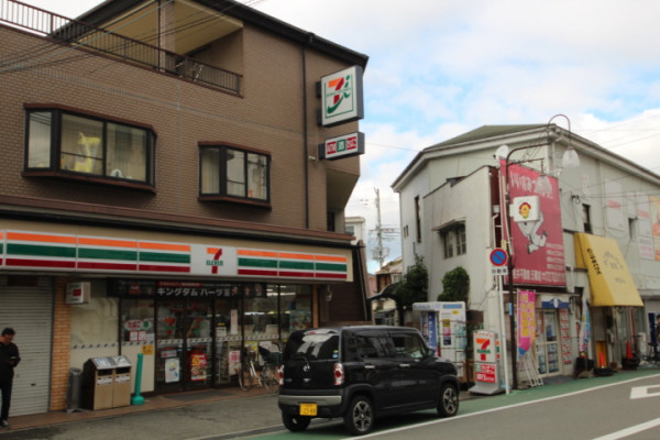 コンビニまで徒歩で約3分の距離です