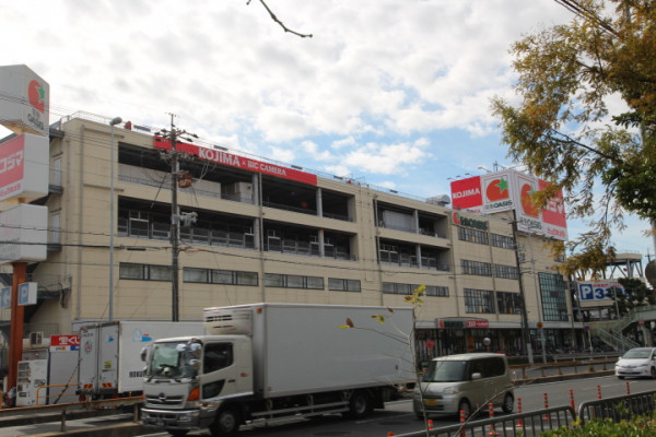 大型スーパーまで徒歩で約5分の距離です