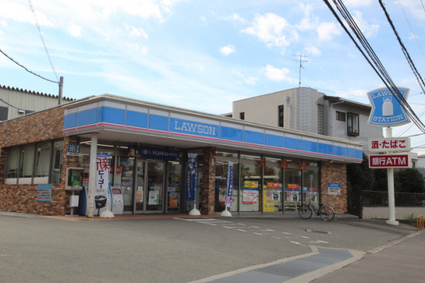 コンビニまで徒歩で約5分の距離です