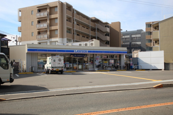 最寄りのコンビニ、ローソンまで徒歩約5分の距離です