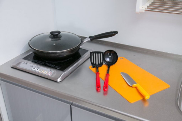 フライパンなどのキッチン用品、食器、コップなども完備しております♪フライパンなどのキッチン用品、食器、コップなども完備しております♪