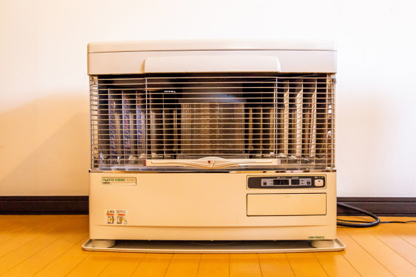 室内はストーブがついており、真冬でも暖かいです。