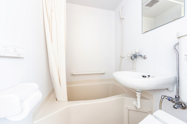 ユニットバスです。トイレも併設されています。こちらのトイレの他にもう一つ単独のトイレがありますのでご安心ください。