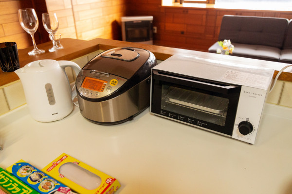 充実の調理器具。電子レンジと冷蔵庫もございます。
