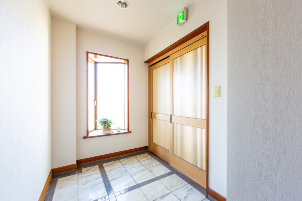 高級な作りの玄関。広々としているので、大人数の靴があっても問題ございません。