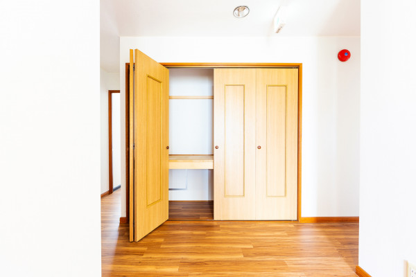 こちらの収納部分の一部をトイレにリフォームしておりますので、室内にはトイレが2つあり、混み合うことなく便利です。