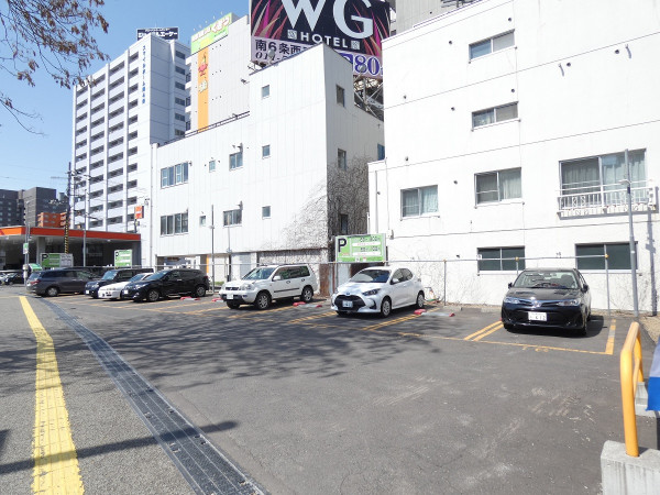 建物向かいのコインパーキング